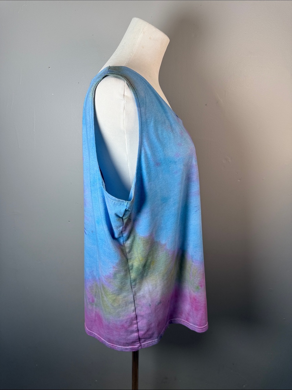 Tie-Dye Sleeveless V-Neck Tank Top - Blue & Pink - Picture 5 of 7